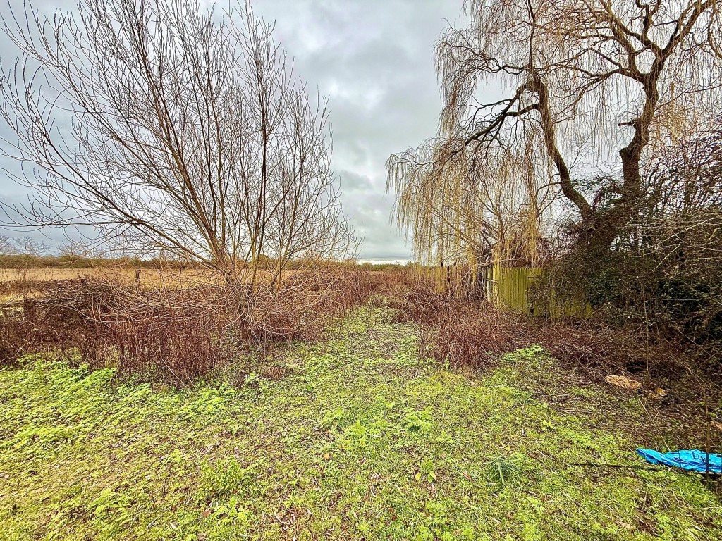 Lot: 35 - VACANT FREEHOLD PARCEL OF LAND - Shot showing half way down the land